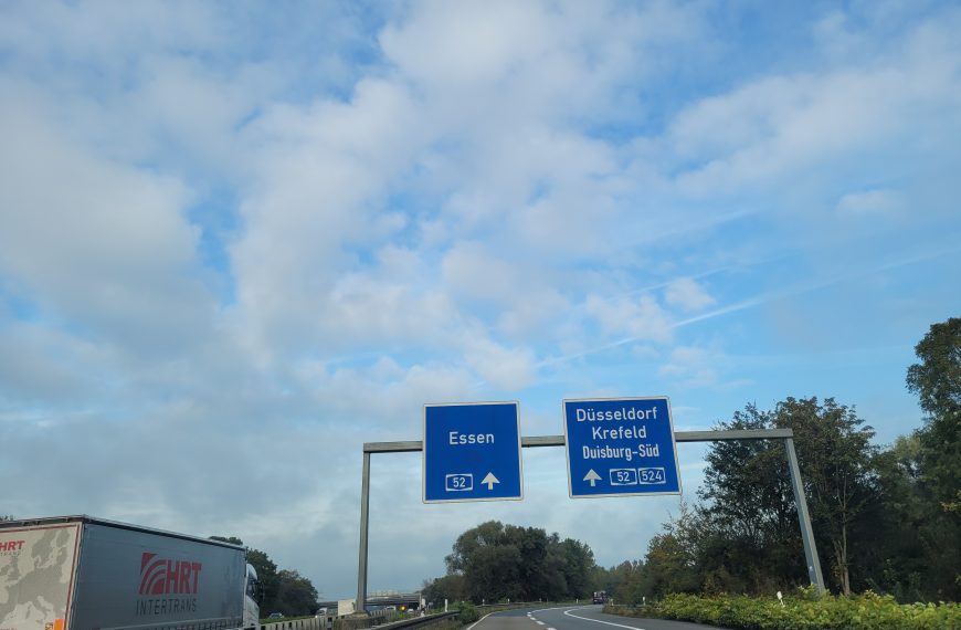 Wolken, Autobahnwegweiser Richtung Essen auf dem Weg zur "Spiel 2022"