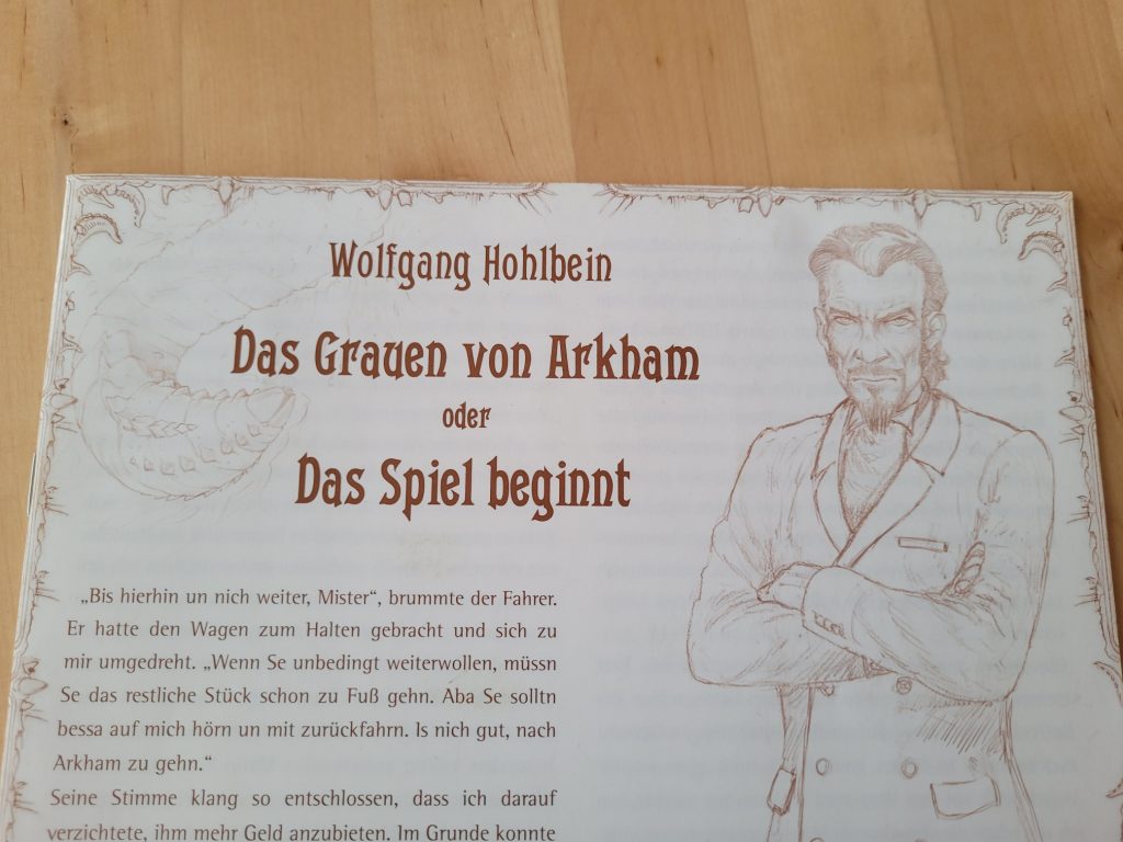 Die Kurzgeschichte, die dem Spiel beliegt. Rechts ist eine Zeichnung vom Robert Craven, dem Hexer zu sehen, ein Mann mit gestutztem Bart und Anzugjacke. Die Geschichte heißt "Das Grauen von Arkham".