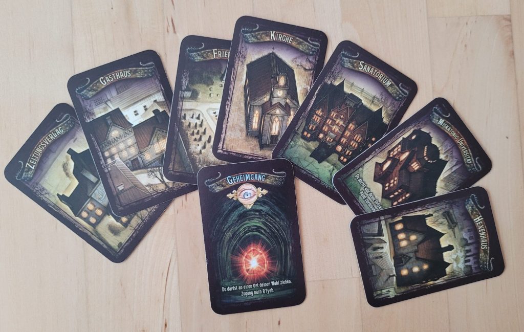 Acht Ortskarten zeigen bei "Der Hexer von Salem", wohin sich die Spieler bewegen können.