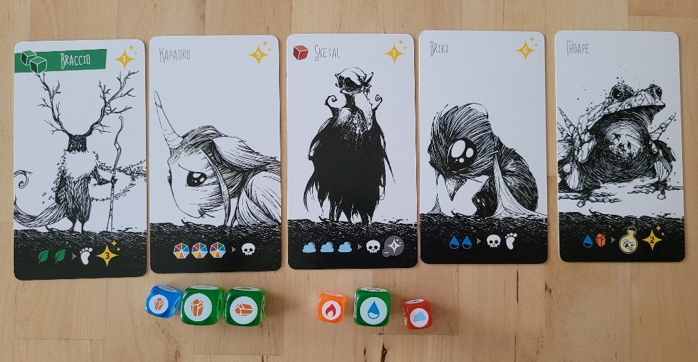 Fünf Karten zeigen einen Helden und vier seiner Gefährten und sechs Würfel.