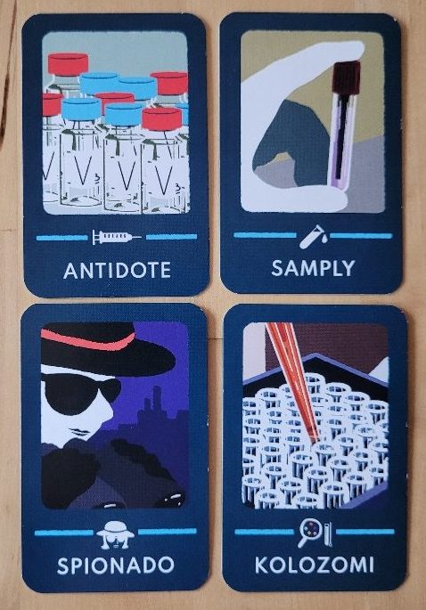 Vier Werkzeugkarten von "Save Patient Zero" zeigen Antidote, Samply, Spionado und Kolozomi mit Bildern aus Laboren und von einem Geheimagenten.