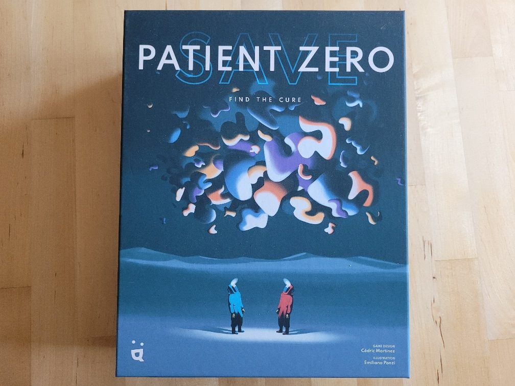 Das Cover von "Save Patient Zero" mit einem Virus und zwei Wissenschaftlern, die ihn ansehen.