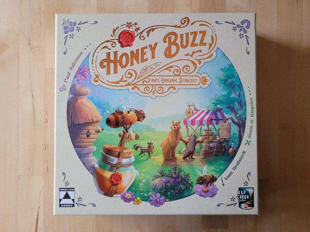 Das Cover von "Honey Buzz" mit einer Biene, die einen Honigtopf trägt, dahinter Tiere an einem Stand mit Honig.