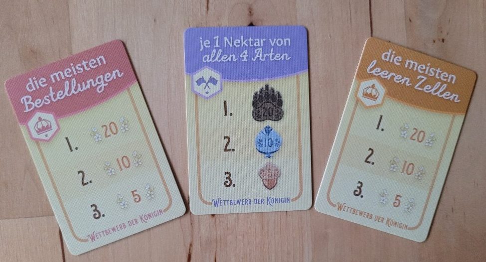 Drei Karten aus dem Wettbewerb der Königin mit verschiedenen Anforderungen.