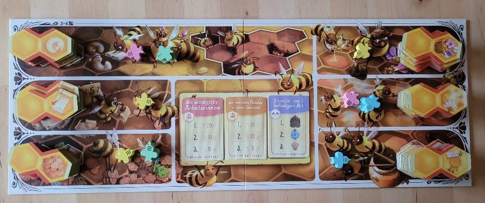 Der Bienenstock-Spielplan mit Wabenplättchen und Arbeiterbienen.