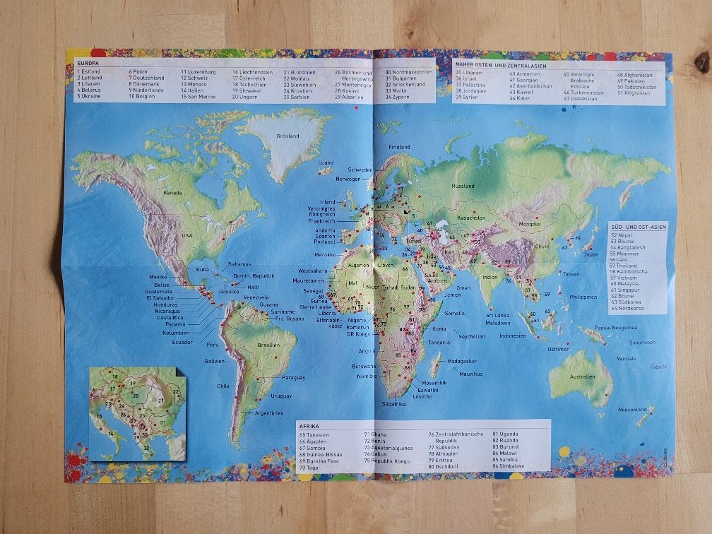 Eine Weltkarte mit allen Ländern der Erde, die dem Spiel beliegt.
