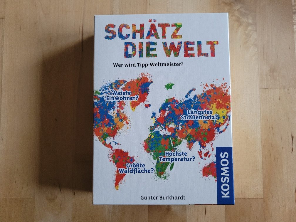 Das Cover von "Schätz die Welt" mit dem Untertitel "Wer wird Tipp-Weltmeister und einer kunterbunten Weltkarte.