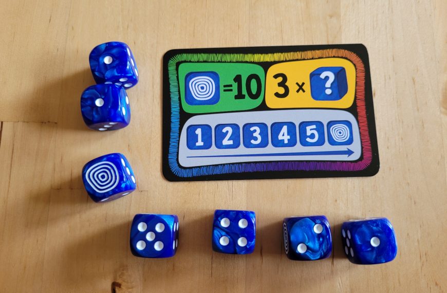 Die Würfel und eine Aufgabenkarte von "High Score"
