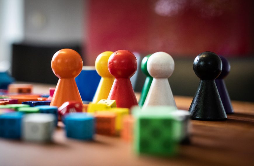Bunte Spielfiguren und Würfel.