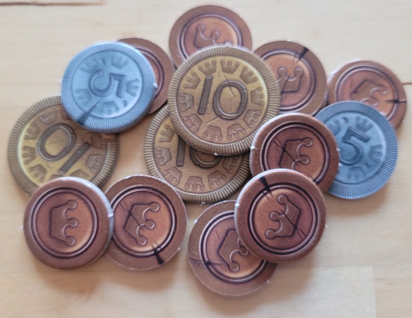 Münzen mit den Werten eins, fünf und zehn.