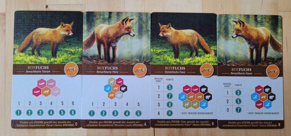 Vier Fuchskarten zeigen im Vergleich die unterschiedlichen Aufgaben, die eine Tierkarte bringen kann.