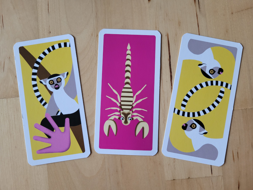 Die drei Sonderkarten von "Mada" zeigen einen und zwei Lemuren und einen Skorpion