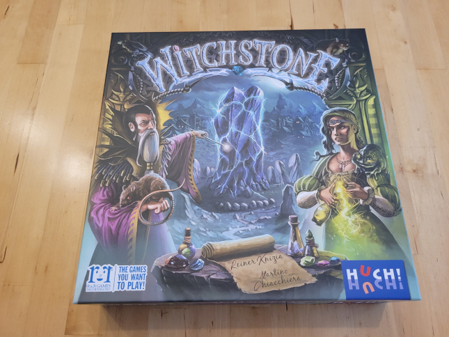 Das Cover von "Witchstone" zeigt einen Magier und eine Zauberin mit allerlei Zauberutensilien.