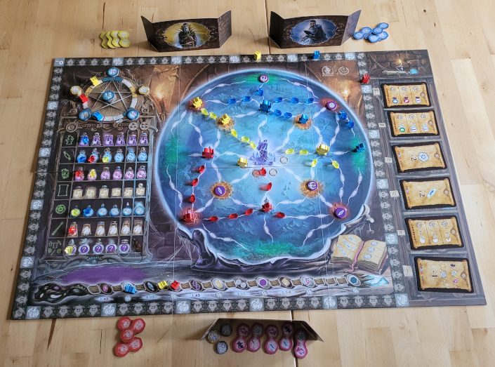 Der Spielplan von "Witchstone" mit Kristallkugel, Zauberrollen und Regal.