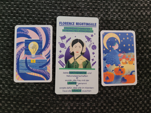 Zwei Hinweiskarten und die Zielkarte von Florence Nightingale.