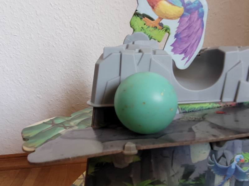 Die türkisfarbene Kugel, die in "Dodo" das Ei darstellt ist aus dem Nest auf die erste Brücke gekullert.