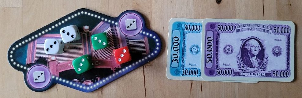 Auf einem Casinos liegen zwei weiße, zwei grüne und ein roter Würfel. Daneben 30.000 und 50.000 Dollar-Karten.