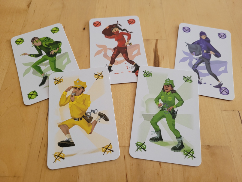 Fünf Karten zeigen drei Diebe und zwei Polizisten in verschiedenen Spielfarben.