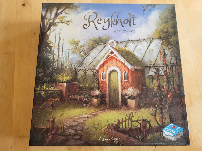 Das Cover von "Reykholt" zeigt einen leicht verwilderten Garten mit einem Gewächshaus mit grüner Tür und Glasdach.
