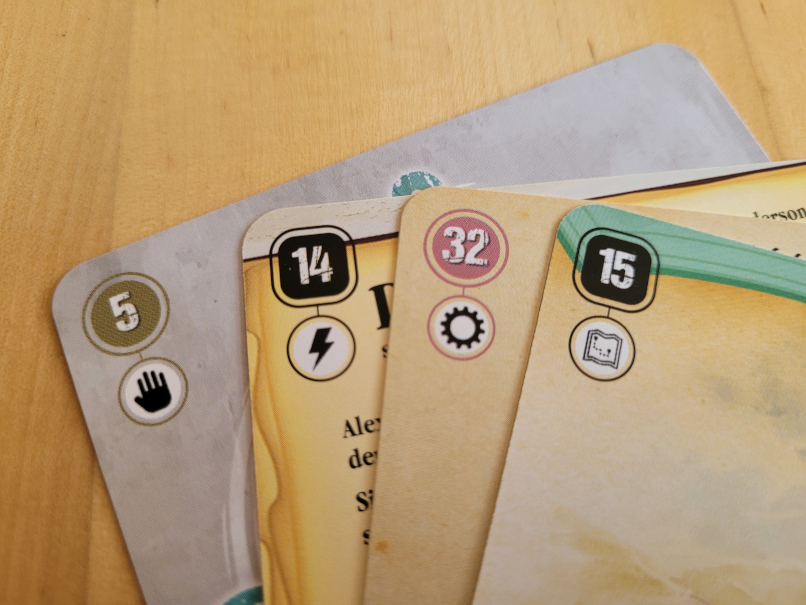 Vier Karten zeigen vier Symbole unter ihrer Nummer: Hand, Blitz, Zahnrad und Landkarte.