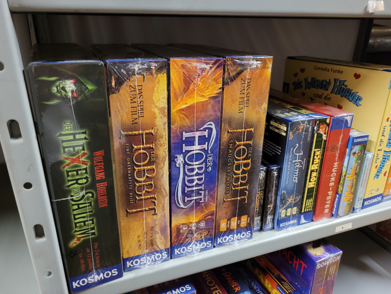 Spielboxen von "Der Hexer von Salem" und "Der Hobbit".