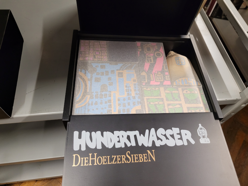 Das Spiel "Hundertwasser - DieHoelzerSiebeN".