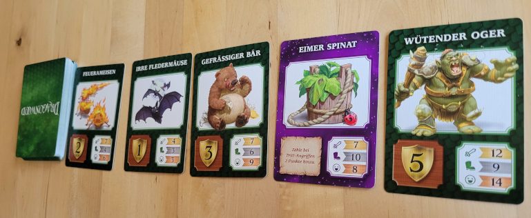 Eine Reihe Karten mit Monstern aus "Dragonwood".