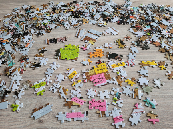 Ein Puzzle, bei dem erst wenige Teile zusammengesetzt sind.