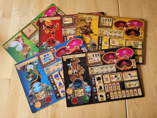 Fünf Spielertableaus zeigen viele Ablageflächen und Symbole.