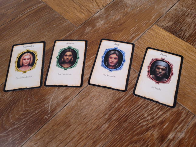 Vier Karten zeigen vier Gesichter und die Namen Kassandra, Haruka, Aref und Okoro.