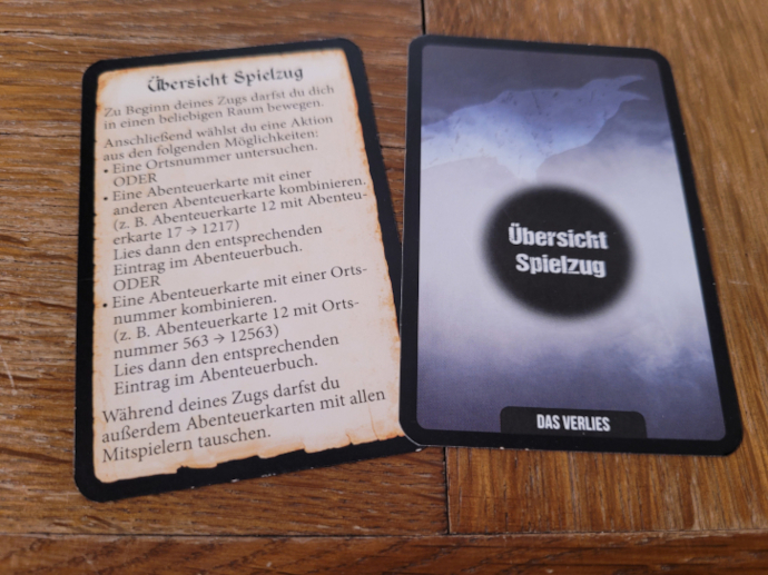 Die Vorder- und Rückseite der "Übersicht Spielzug" Karte aus "Adventure Games – Das Verlies".