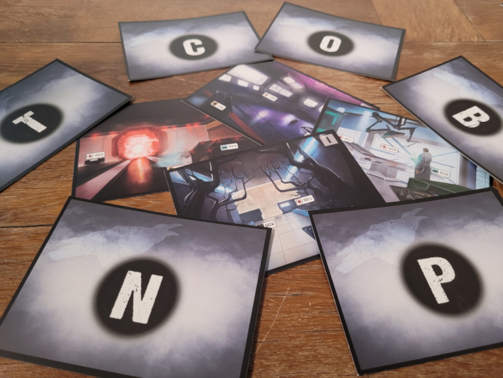 Karten aus "Adventure Games – Die Monochrome AG" mit Räumen und mit den Buchstaben T, C, O, B, P, N auf der Rückseite.