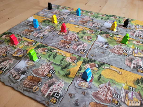 Der Spielplan von "Böhmische Dörfer" mit einigen Spielfiguren.