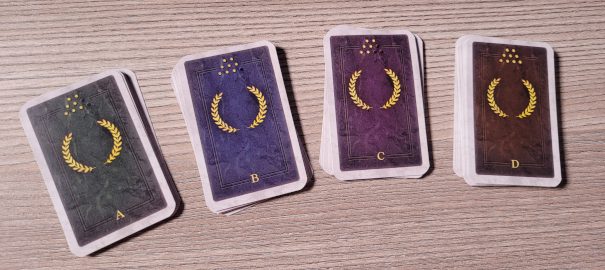 Vier Kartenstapel mit den Auftragsarten A, B, C und D.