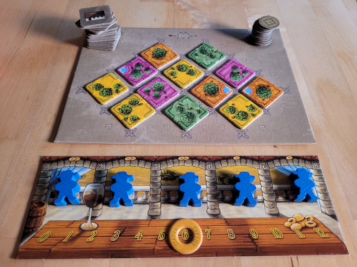Der Markt von Citrus mit verschiedenen Plättchen und ein Spielertableau mit fünf blauen Figuren mit Hut.