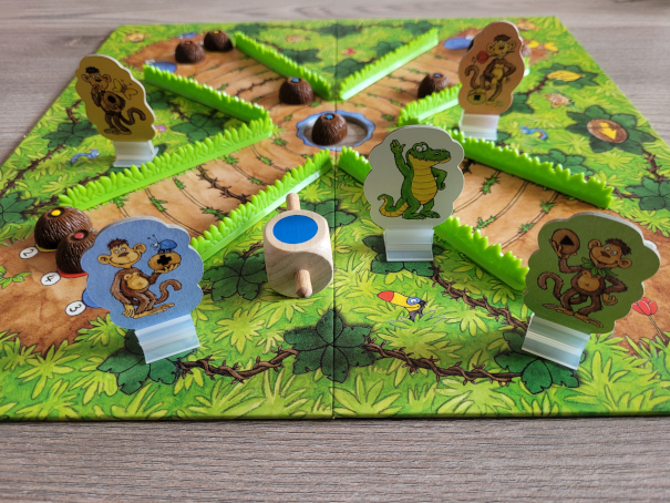 Der Spielplan von "Coco Schnipp" mit vier Affen und einem Krokodil als Spielfiguren.