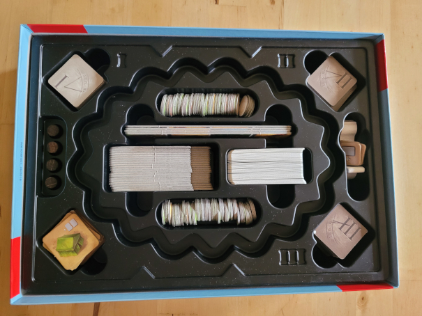 Die geöffnete Spielschachtel von "Die Baumeister des Colosseum" mit einsortiertem Material.