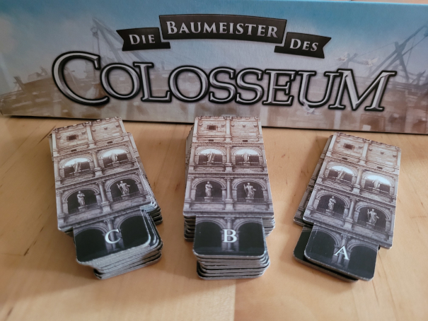 Drei Stapel der Bauteile des Colosseum sortiert nach den aufgedruckten Buchstaben A, B und C.