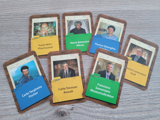 Sieben Personenkarten aus "Donna Leon - Gefährliches Spiel".