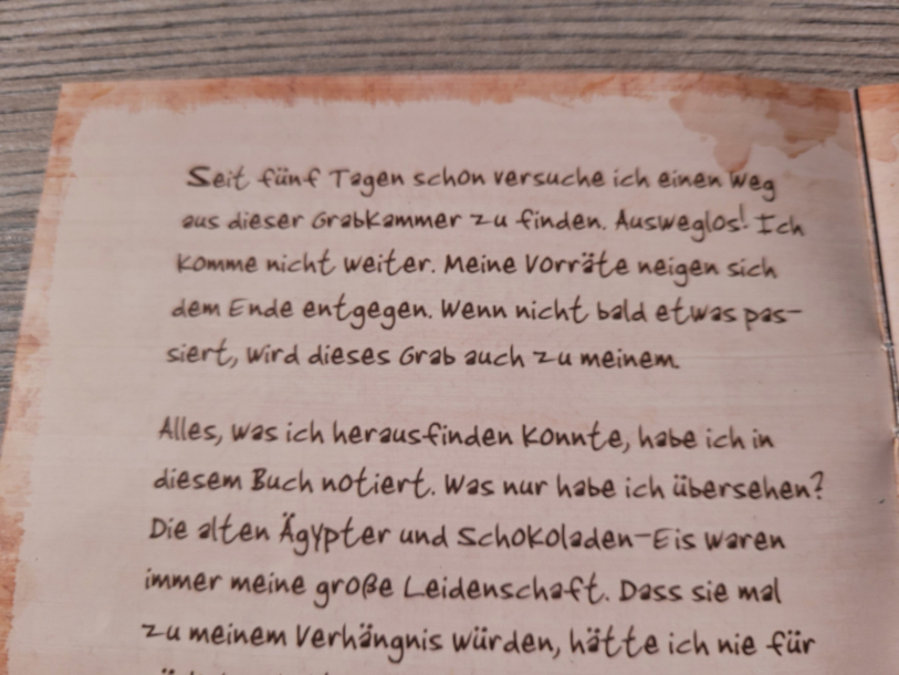 Eine Textpassage aus dem Abenteuerbuch von"Exit – Das Spiel: Die Grabkammer des Pharao".
