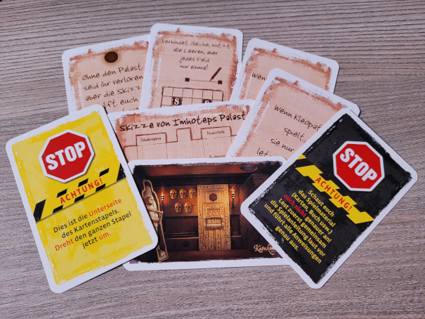Teils verdeckte Rätselkarten mit zwei "STOP"-Karten.