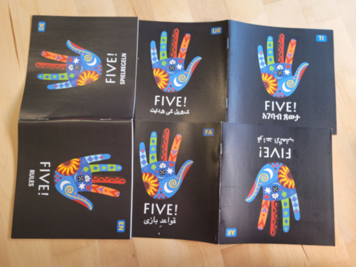 Die Anleitungen zur Spielesammlung "Five" in verschiedenen Sprachen.