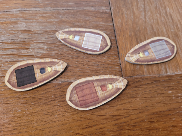 Vier Einzelboote, je eins pro Spielerfarbe.