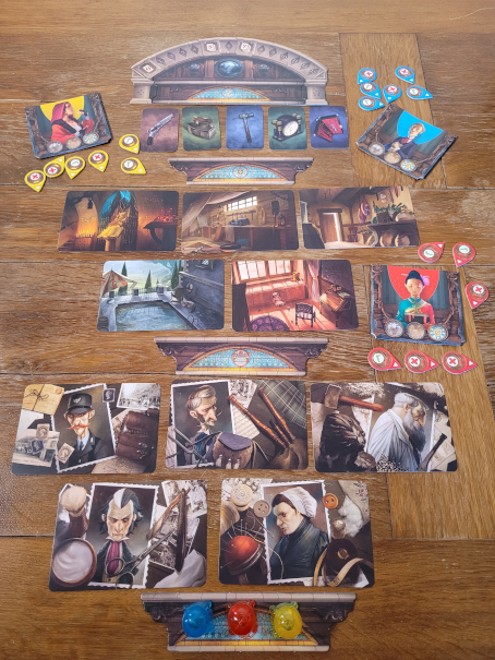 Der Spielaufbau von "Mysterium" mit vielen Karten und Markern.