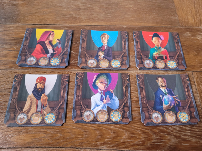 Sechs Kartenhüllen mit den verschiedenen Charakteren.