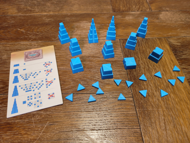 Das blaue Spielmaterial mit Tempeln, Energiesteinen und Übersichtskarten.