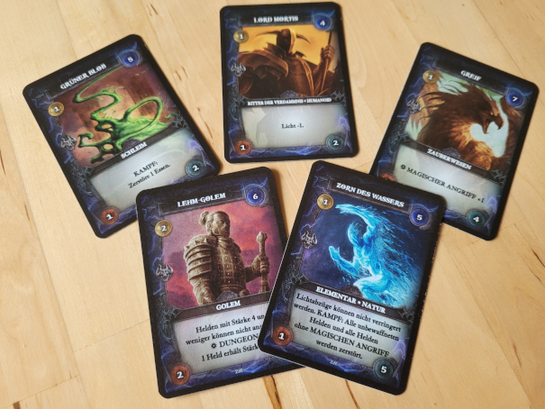 Fünf Monsterkarten aus "Thunderstone" zeigen Schleim, Zauberwesen, Golem, Elementar und Ritter der Verdammnis.