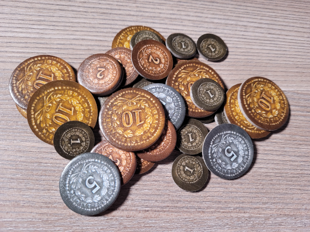 Ein Huafen Karton-Münzen mit dem Wert eins, zwei, fünf oder zehn.