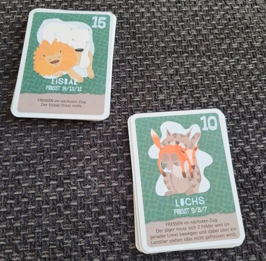 Zwei Kartenstapel aus "Die Schmatzinsel" mit einem Luchs und einem Eisbär als obere Karten.
