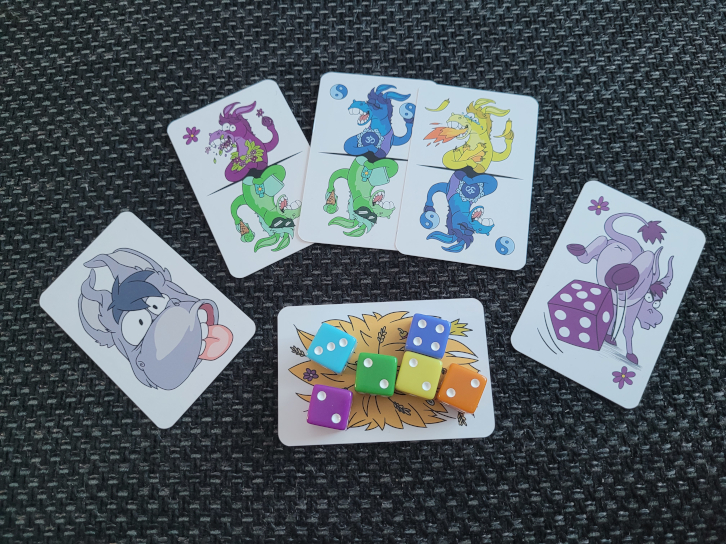 Das Spielmaterial von "Double Donkey" mit Karten mit verschiedenen Eseln und bunten Würfeln.